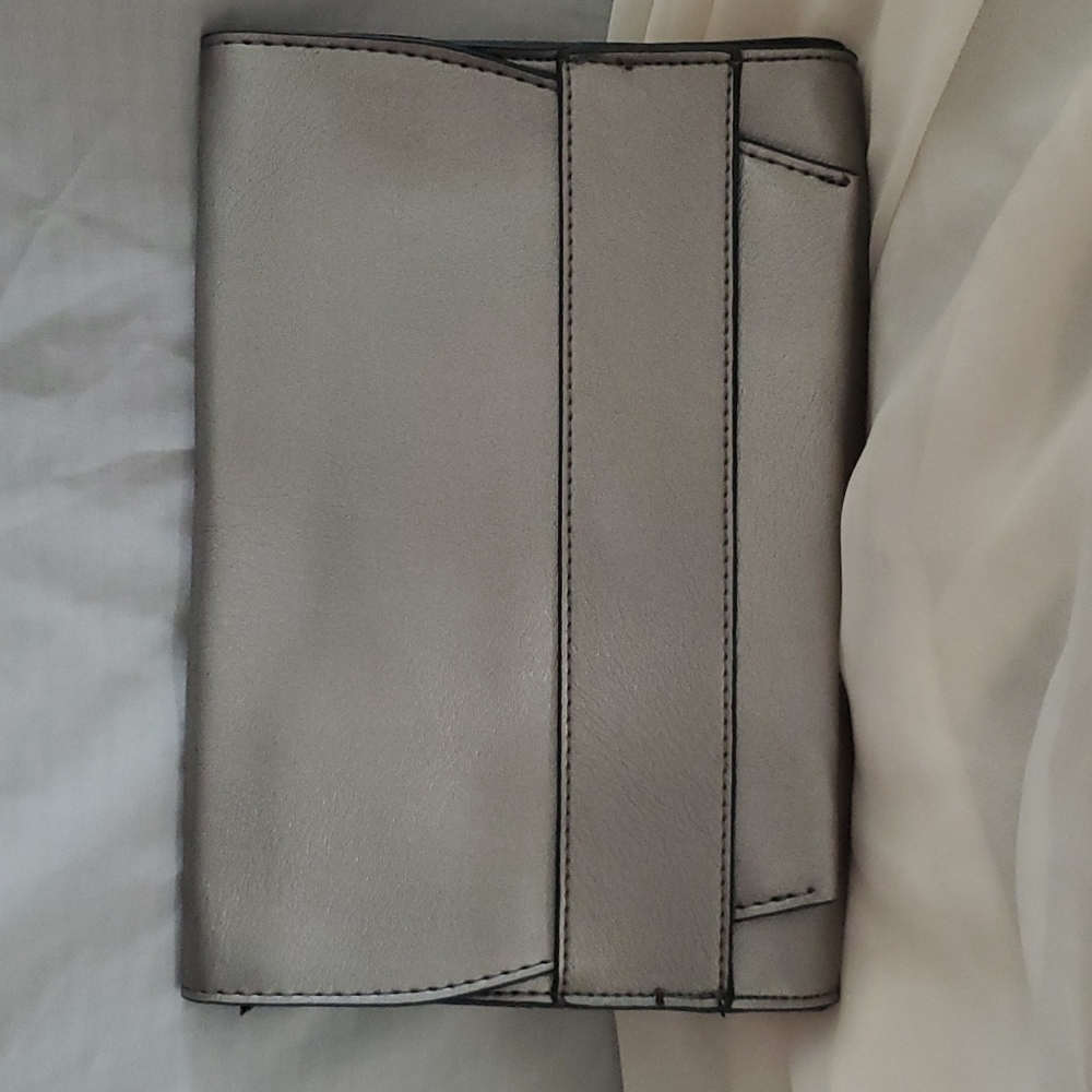 NWOT. Summer and Rose Clutch